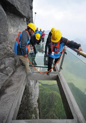 玻璃棧道安裝的時候為什么要留孔?